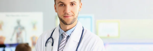 Porträtt Leende Ung Läkare Med Ett Stetoskop Bakgrund Kontor Kliniken — Stockfoto