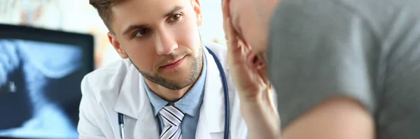 Doktor Tabletami Konzultuje Pacienta Trpícího Duševním Stresem Depresí Lékařská Diagnóza — Stock fotografie