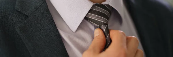 Élégant Homme Affaires Costume Redressant Cravate Sur Chemise Gros Plan — Photo