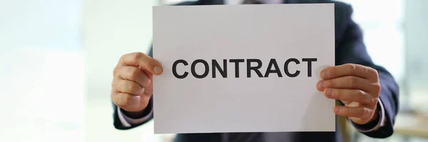 Hände Des Geschäftsmannes Halten Vertragsdokumente Für Die Beschäftigung Bei Der — Stockfoto