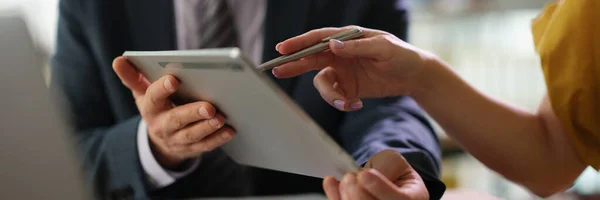Parceiros Negócios Discutindo Informações Sobre Tablet Mostrando Tela Com Caneta — Fotografia de Stock
