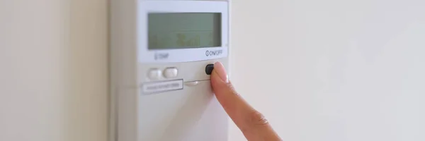 Dedo Femenino Presionando Botón Aire Acondicionado Primer Plano Pared Electrodomésticos — Foto de Stock