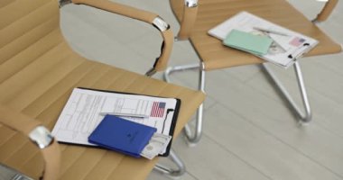 Boş sandalyeye Amerikan vize başvuru formu ve dolar pasaportu. Amerika 'ya vize almada yardım