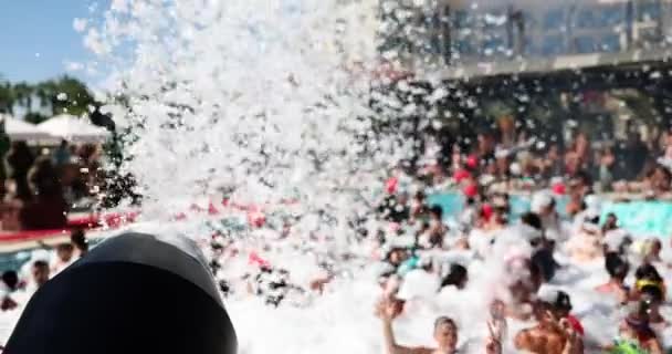 Вечірка Піни Мильні Бульбашки Водяному Парку Басейні Розваги Туристів Готелі — стокове відео
