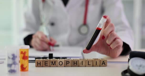 Hemofili Text Och Läkare Ordinera Behandling Och Recept För Medicinska — Stockvideo
