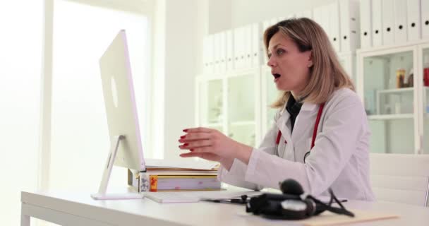 沮丧的护士在诊所的电脑上工作 不快乐的疯狂女医生在医院使用电脑混淆操作问题或设备垃圾邮件 — 图库视频影像