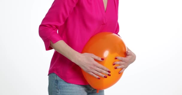 Kobieta Trzyma Się Chorego Żołądka Balonem Białym Tle Wzdęcia Wzdęcia — Wideo stockowe