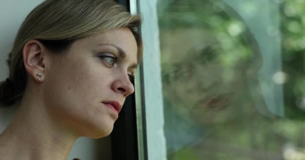 Smutna Zmęczona Kobieta Wygląda Przez Okno Samotna Kobieta Depresji — Wideo stockowe
