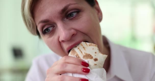 Mujer Satisfecha Muerde Delicioso Shawarma Primer Plano Deliciosa Comida Rápida — Vídeo de stock