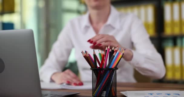 女性マネージャーはオフィスで色鉛筆を取ります 仕事中の色鉛筆 — ストック動画