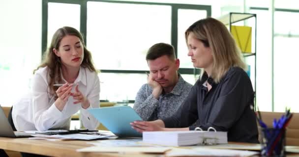 Müder Schläfriger Mitarbeiter Hört Kollegen Büro Überstunden Und Burnout Konzept — Stockvideo