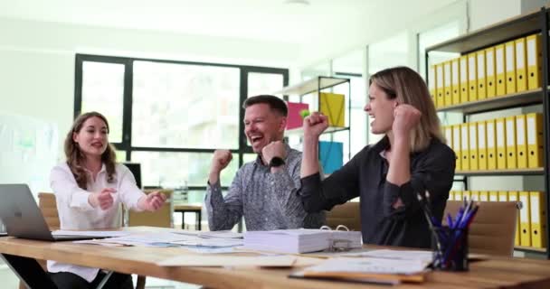 従業員の喜びに満ちたチームは オフィスで高い5を与え 成功を祝う 業績と優れたチームワークの成果 — ストック動画
