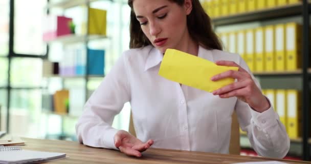 女性は封筒から白い粉を注ぐ 職場での薬 — ストック動画