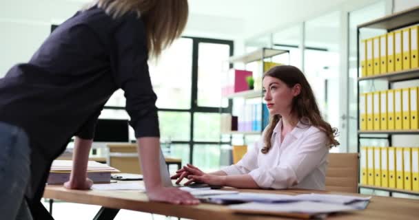 Ofiste Kafası Karışmış Yöneticiler Omuz Silkiyor Sorununa Bir Çözüm Bulmak — Stok video