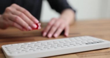 Klavyede kırmızı kemikler. Bilgisayar klavyesi konseptinde çevrimiçi çalmak için zar oyunu