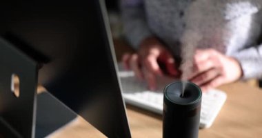 Siyah nemlendirici masaya buhar püskürtür. Ofis işyerinde modern hava temizleyici