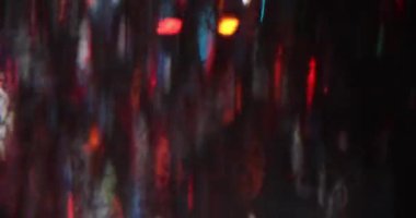 Disko ışığı hareket bulanıklığı efektli disko topu ışık yansımaları sızdırır. Renkli ışıklar müzik arkaplanı