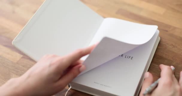 Γυναικεία Χέρια Και Κείμενο Σχέδιο Ζωής Ημερολόγιο Γράφοντας Ένα Σημείωμα — Αρχείο Βίντεο