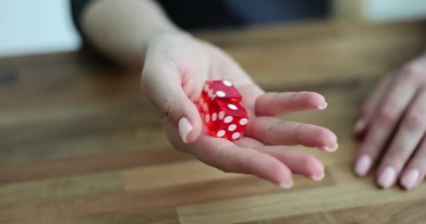 在女性手中的是带有白色斑纹的红骨 赌博概念 — 图库视频影像