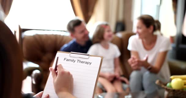 Familienpsychologe Bei Einer Psychotherapie Sitzung Mit Der Familie Beratung Eines — Stockvideo