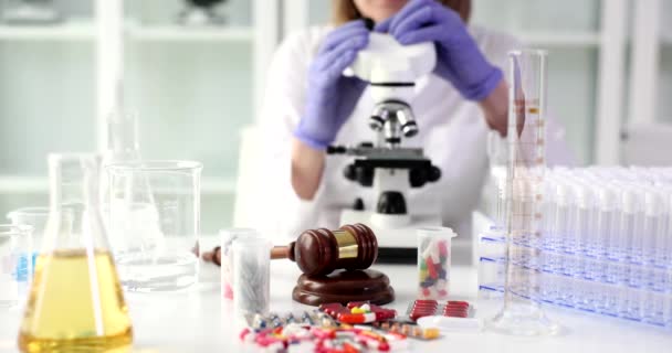 科学者の専門家は研究室で顕微鏡を見る 医薬品分野における法医学検査 — ストック動画