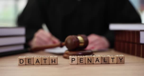 Sędzia Młotek Kostki Słowo Kara Śmierci Sali Sądowej Kara Śmierci — Wideo stockowe