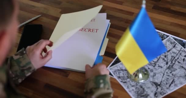 Armáda Studuje Přísně Tajný Dokument Plánování Protiútoku Ukrajinských Vojáků Ukrajinská — Stock video