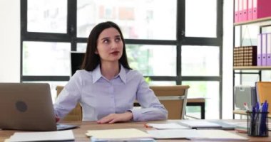 Erkek ve kadın iş ortakları eğlenir ve taş kağıt makas oynarlar. Şirket kararları davaya bağlıdır