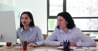 Ofisteki başarılı projede birlikte çalışan gülümseyen meslektaşlar bilgisayar ekranına bakan mutlu yöneticiler stratejiyi tartışıyor ve fikirleri paylaşıyorlar.