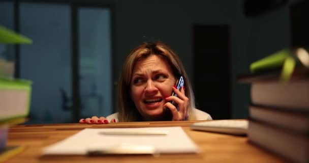 Spaventato Donna Scioccata Paura Temporali Chiama Servizio Soccorso Telefono Spiegare — Video Stock
