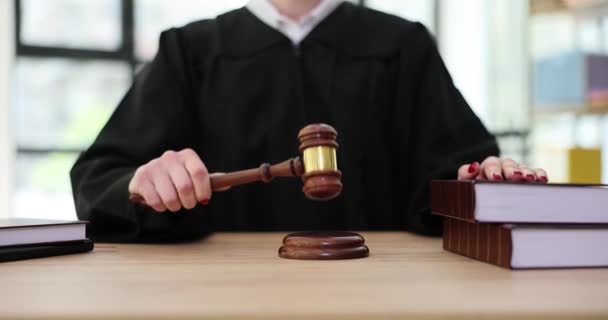 Juez Golpea Mazo Sala Del Tribunal Emite Veredicto Sentencia Sentencia — Vídeo de stock