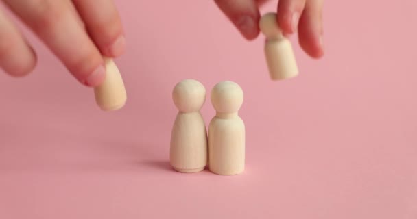 Holzfiguren Von Jungen Familien Mit Adoptierten Kindern Adoptionsverfahren Und Tatsächliche — Stockvideo
