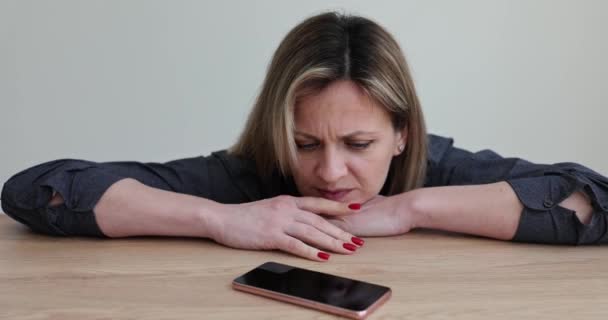 Samotna Smutna Dziewczyna Czeka Telefon Siedząc Przy Stole Domu Nerwowy — Wideo stockowe