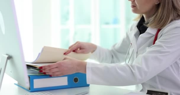 Docteur Cherche Des Documents Médicaux Des Recherches Médicales Pile Médecin — Video