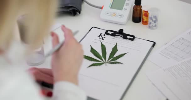 Dokter Postzegels Marihuana Recept Document Juridische Aankoop Van Drugsconcept — Stockvideo