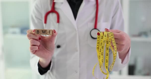 Doctor Voedingsdeskundige Houdt Woord Bmi Meetlint Body Mass Index Gezondheid — Stockvideo