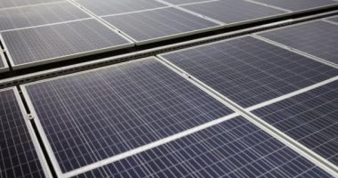Asolar panele yakın çekim. Şehir sokaklarının ve yolların aydınlatılması için elektrik üretimi için endüstriyel güneş panelinin kapatılması
