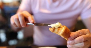 Geleneksel Fransız kahvaltısı taze kruvasan ve ekmek üzerine tereyağı. Kahvaltı mı yoksa kafe konseptinde öğle yemeği mi?