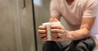 Adam ishal mide ağrısından muzdarip. Erkek eli tuvalet kağıdı rulosu tutuyor.