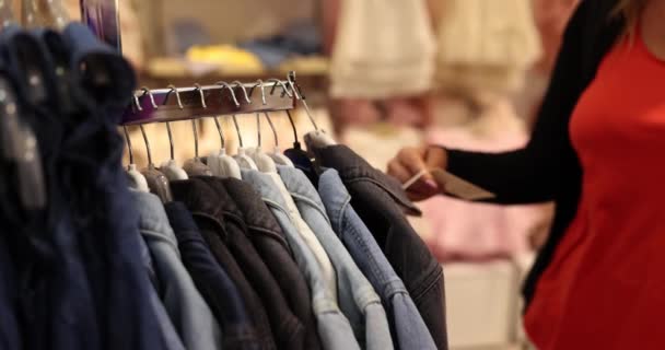 Moda Mağazasında Askıda Asılı Kıyafetleri Içinde Moda Mağazasında Değerli Indirimler — Stok video
