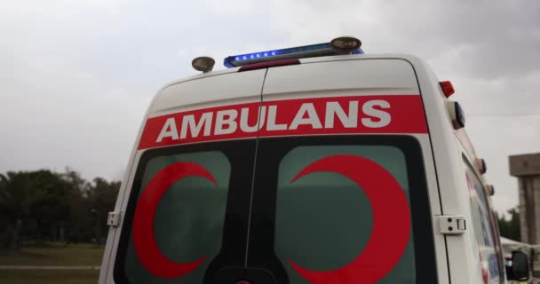 Ambulancia Con Luces Azules Carretera Ciudad Turquía Atención Médica Emergencia — Vídeo de stock