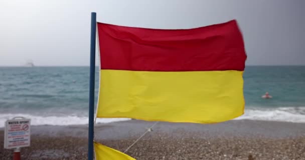救生员的旗子是海滩上的红色黄色 海上航行安全保险 — 图库视频影像