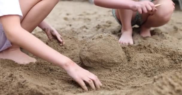 Großaufnahme Von Kinderhänden Beim Sandturmbau Strand Kinder Spielen Sand Strand — Stockvideo