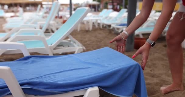Ręce Kobiety Podnoszą Się Krzesła Ręcznikiem Wygodny Wypoczynek Plaży Lub — Wideo stockowe