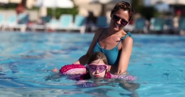 快乐的母亲和女儿夏天在游泳池里游泳 度假和学习游泳 — 图库视频影像