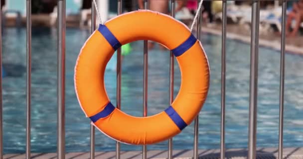 救生圈挂在篱笆池上 成人和儿童在游泳池或海上的安全 — 图库视频影像