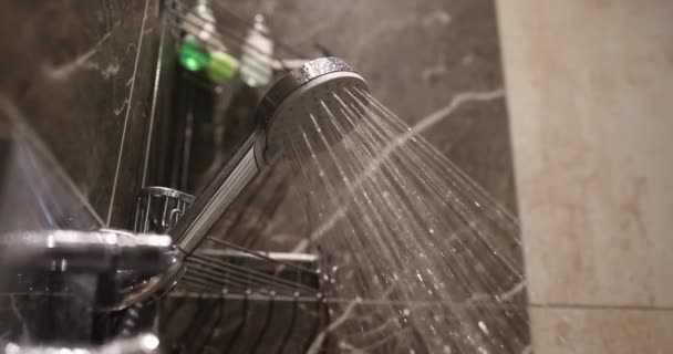 Świeży Prysznic Kroplami Wody Woda Płynie Prysznica Kran Nowoczesnej Łazience — Wideo stockowe