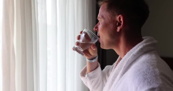 Jongeman Drinkt Vers Schoon Water Voorkomt Uitdroging Guy Leidt Dieet — Stockvideo
