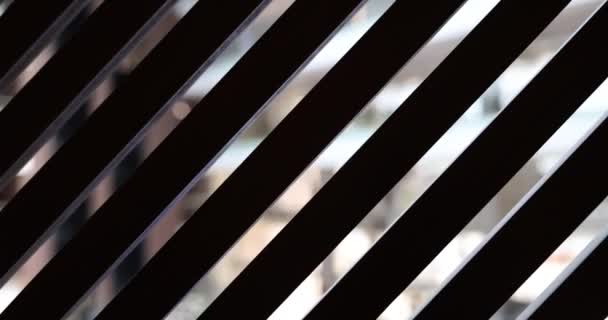 Güneş Pencere Perdeleri Boyunca Parlar Güneş Ahşap Parmaklıkları Delip Geçer — Stok video
