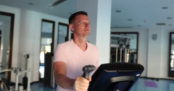 Poważny Sportowiec Chodzi Bieżni Siłowni Fitness Człowiek Robi Trening Cardio — Wideo stockowe
